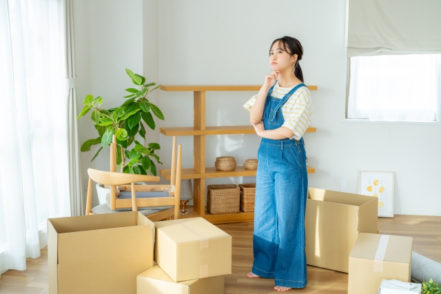 引越し準備をしている女性