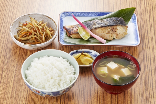 ごはんと味噌汁の朝食